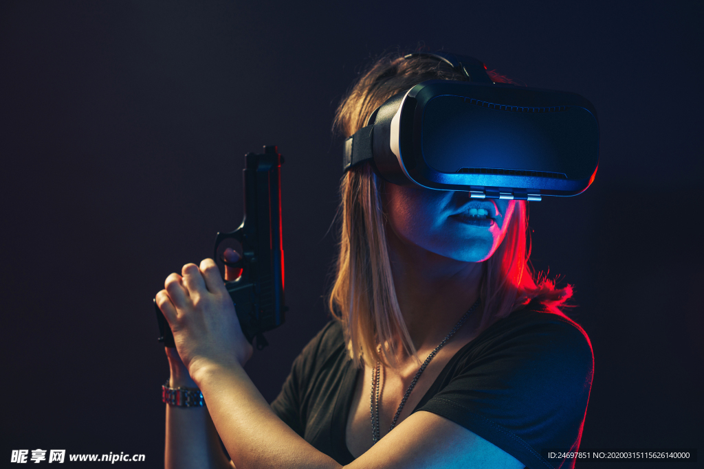 头戴VR眼镜的人物
