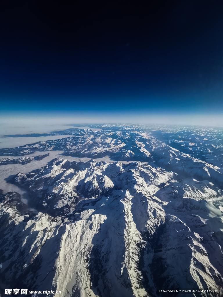 高空俯瞰山脉山峰