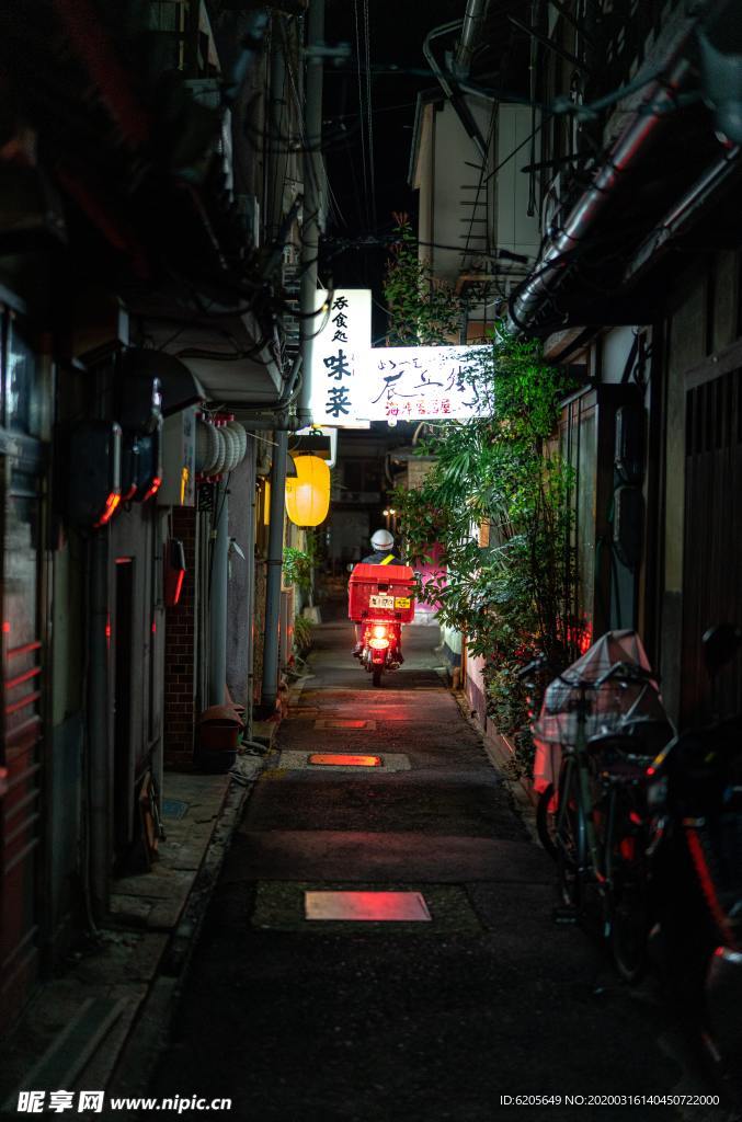 日本夜间小巷