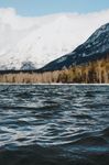 雪山下的湖面