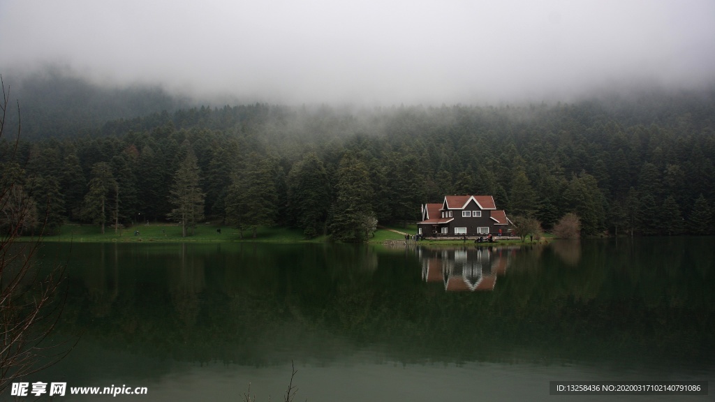 森林木屋湖水云雾风景