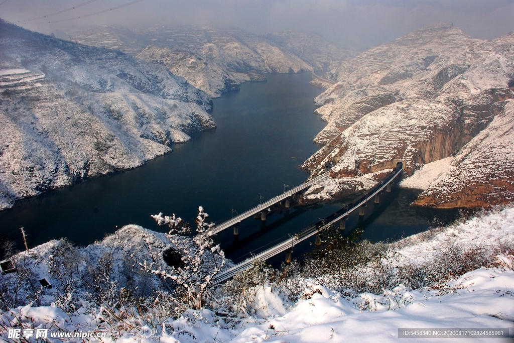 雪霁峡关