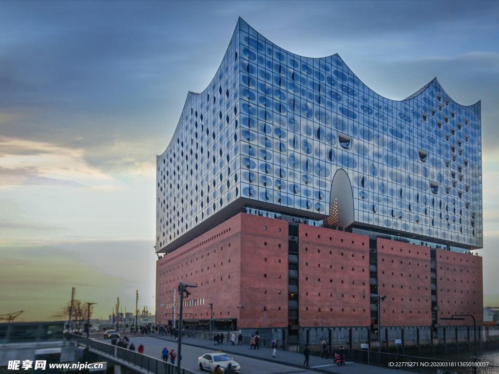 玻璃外墙波浪建筑景观