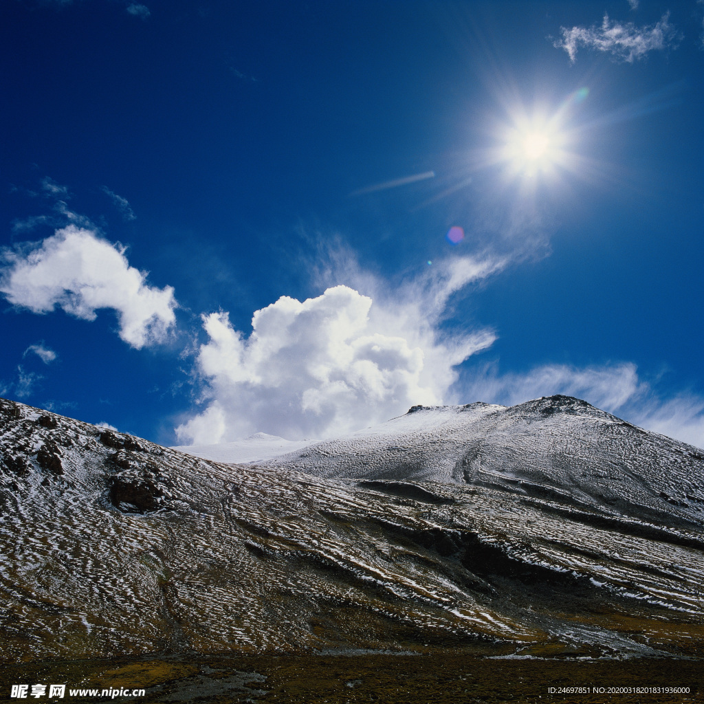 蓝天下的雪山