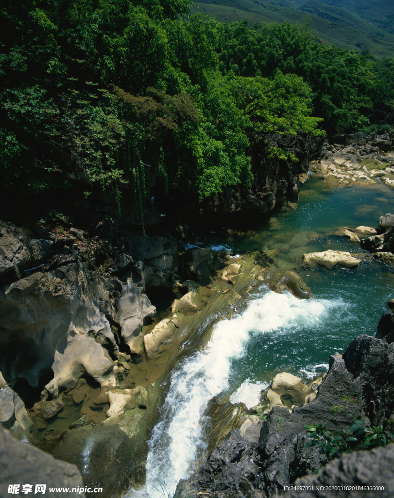 高山上的溪流