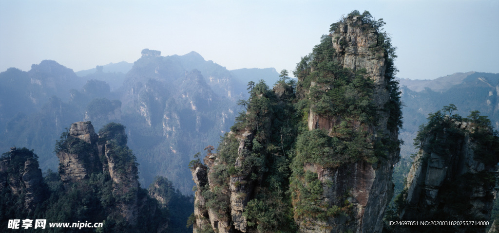 巍峨高山