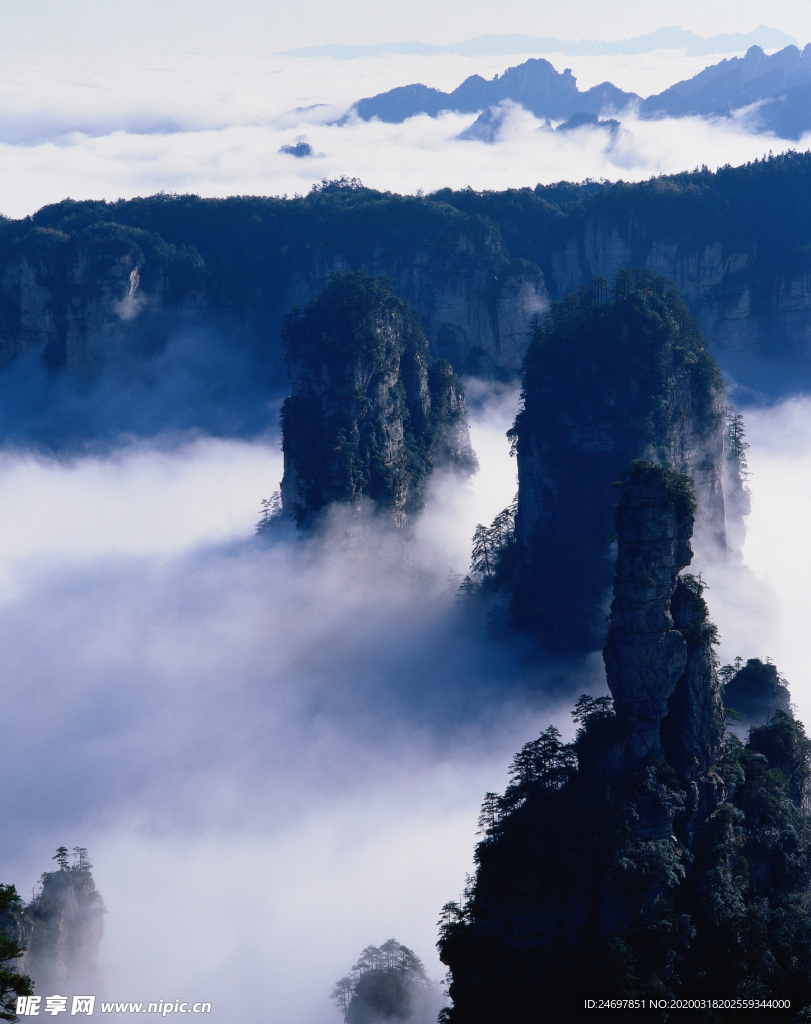 云雾中的高山