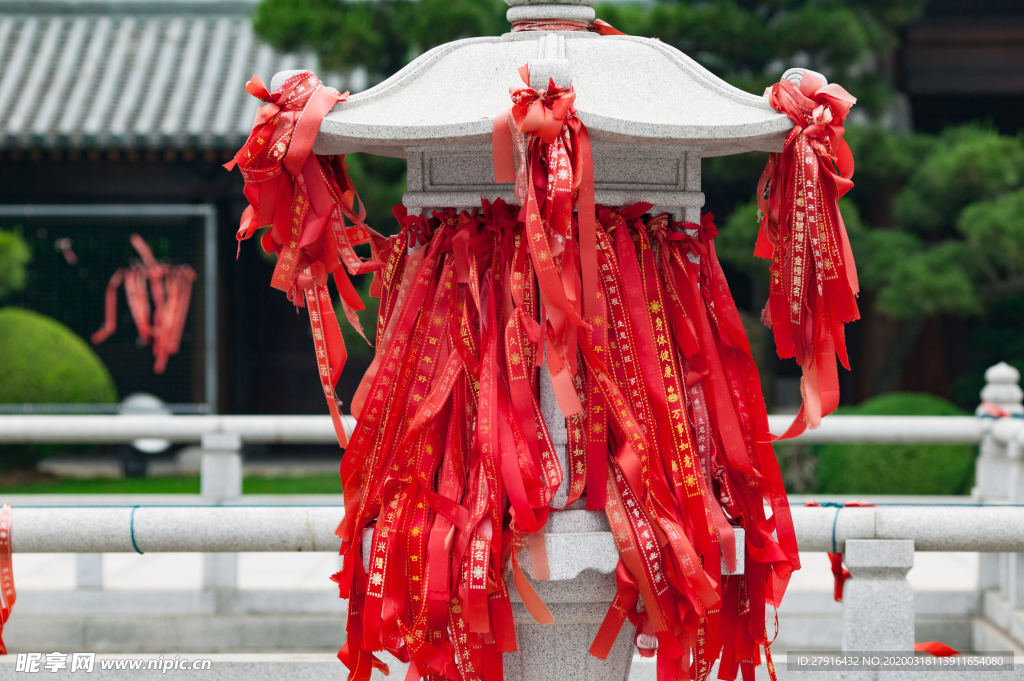 寺庙里的红丝带
