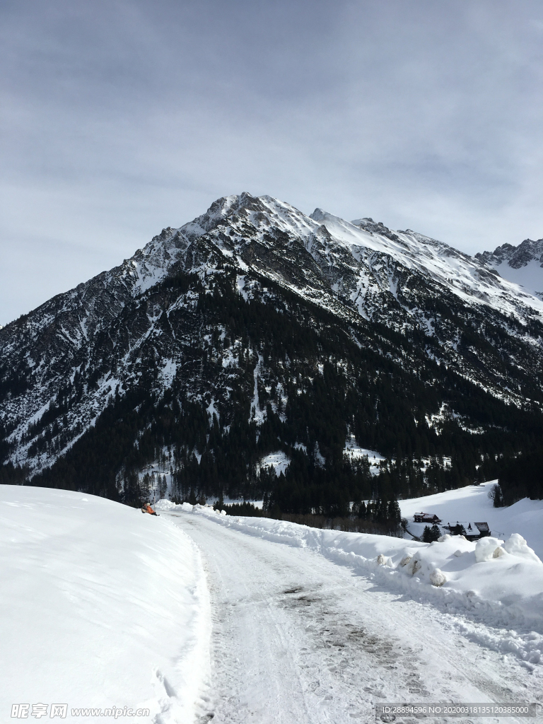 徒步旅行 冬天高山白雪