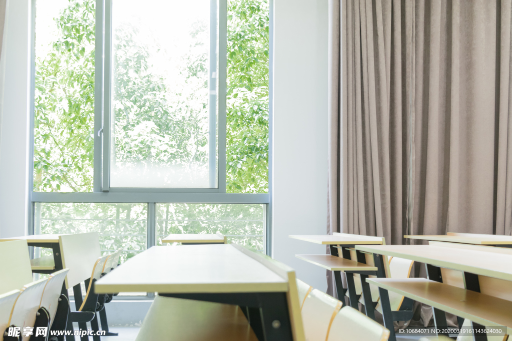 学校课堂桌椅