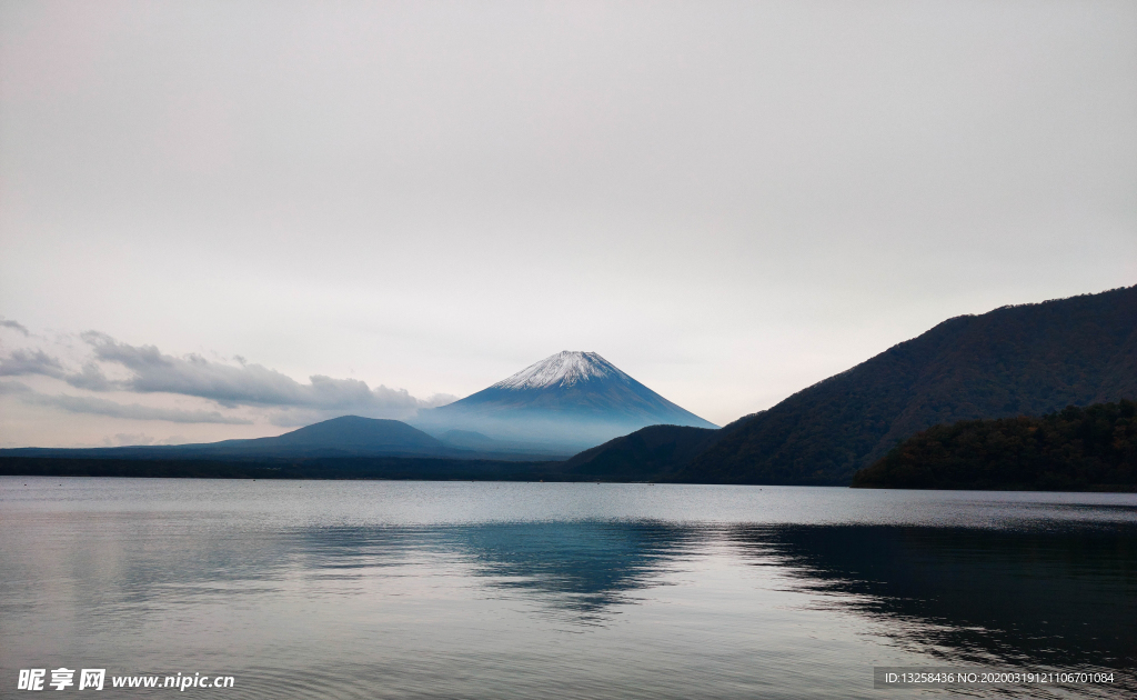 群山湖泊湖水天空风景