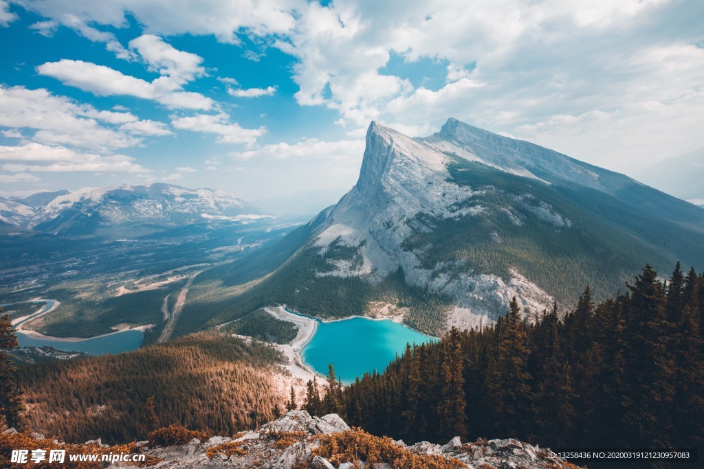 群山湖泊天空云彩风景