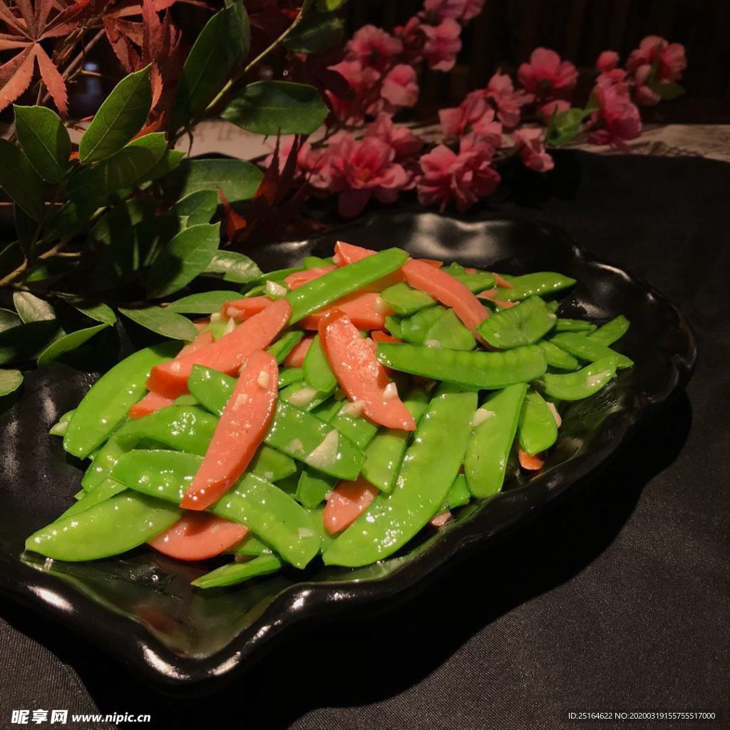 荷兰豆炒红肠