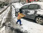 玩雪的小孩