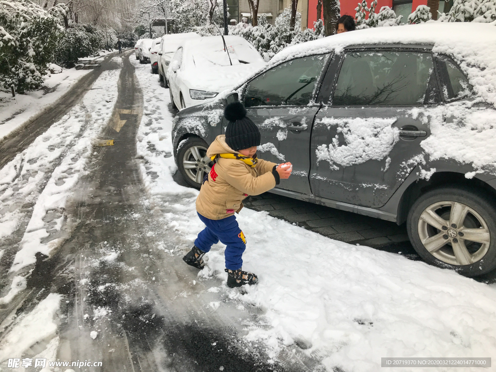 玩雪的小孩