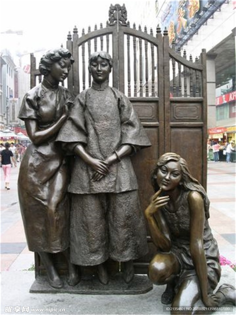 女人雕塑