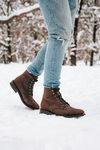 踩在雪地上鞋子牛仔裤腿