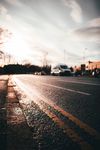 阳光下的公路路面