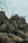 雨珠洒在玻璃上