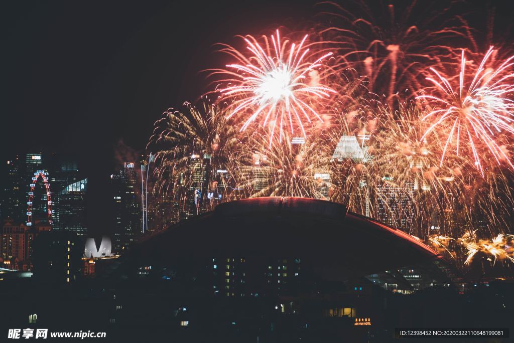 夜空中绚丽的烟花