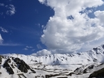 蓝天白云雪山