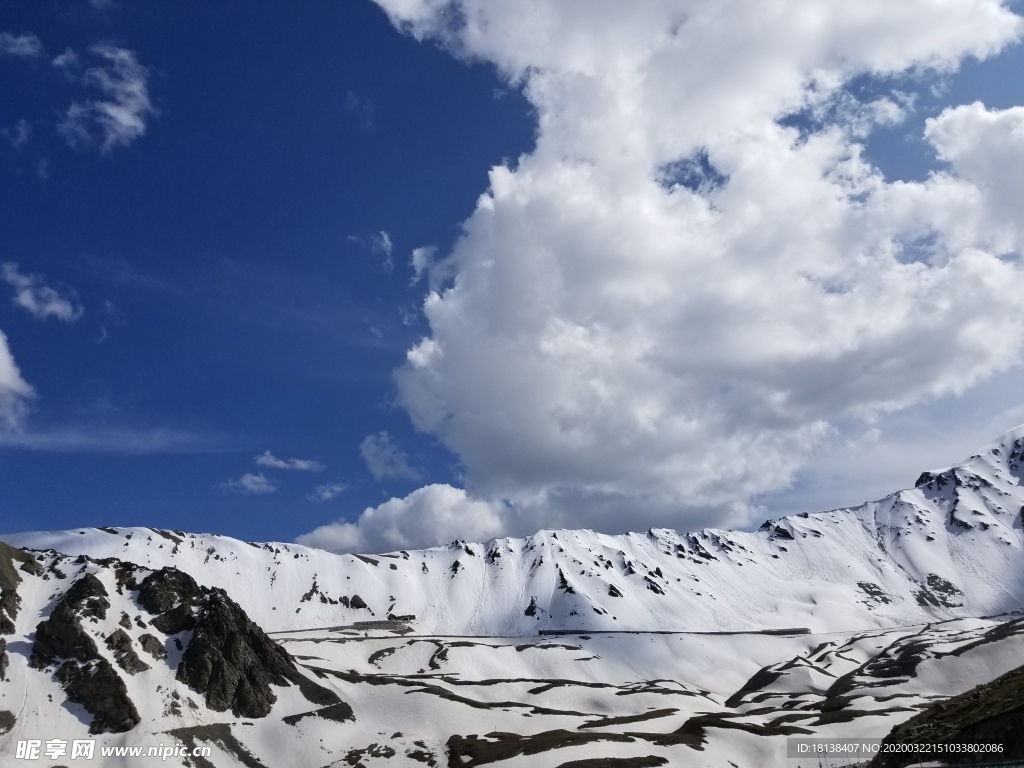 蓝天白云雪山