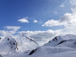 蓝天白云雪山