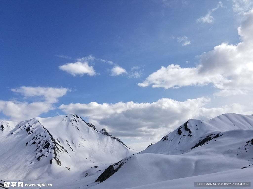 蓝天白云雪山