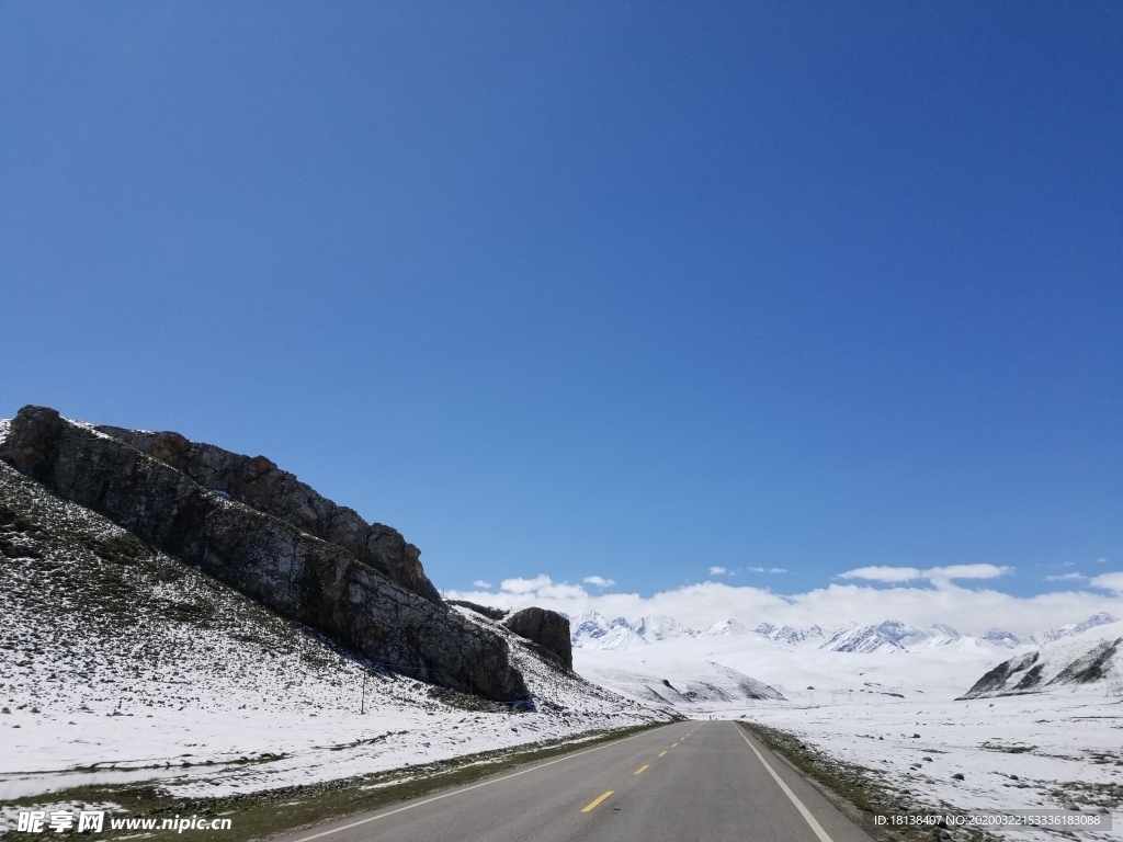 蓝天白云雪山