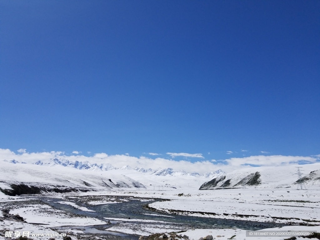 蓝天白云雪山