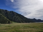 蓝天白云山脉草地图片