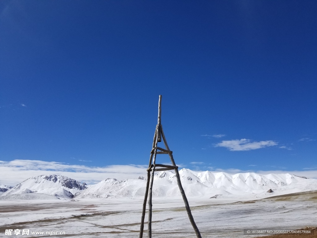 蓝天白云雪山