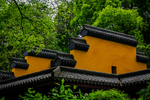 绿茵围绕的杭州灵隐寺