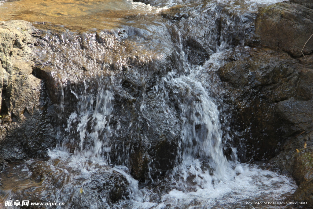 山间小溪流水