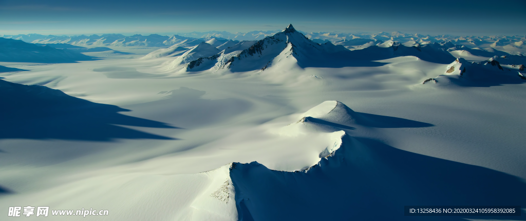 雪山群山天空风景背景