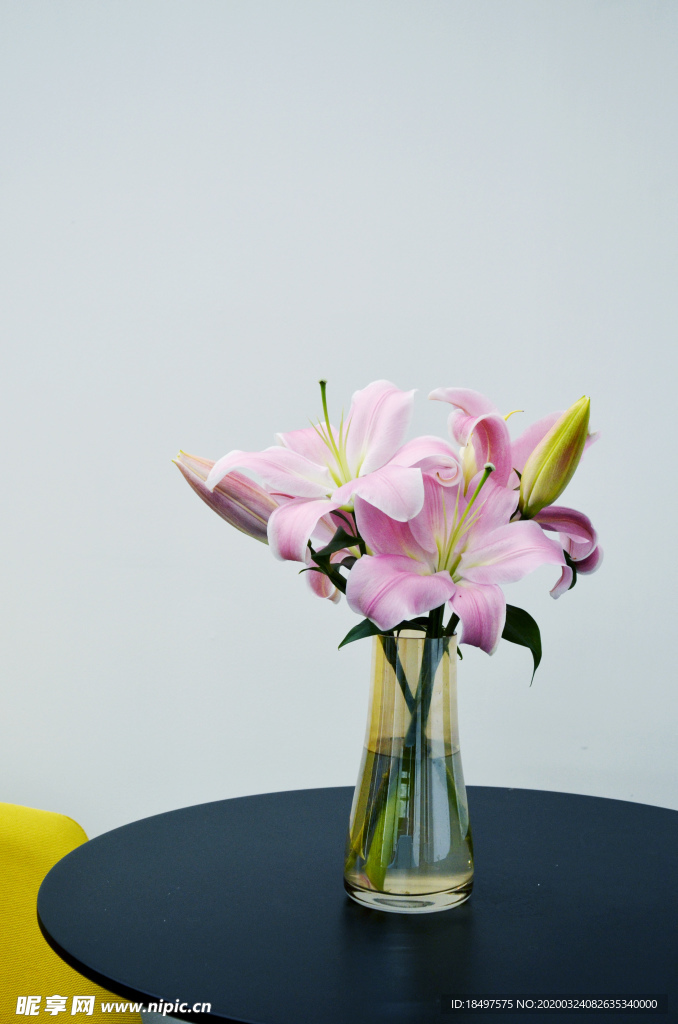 桌子上的百合花