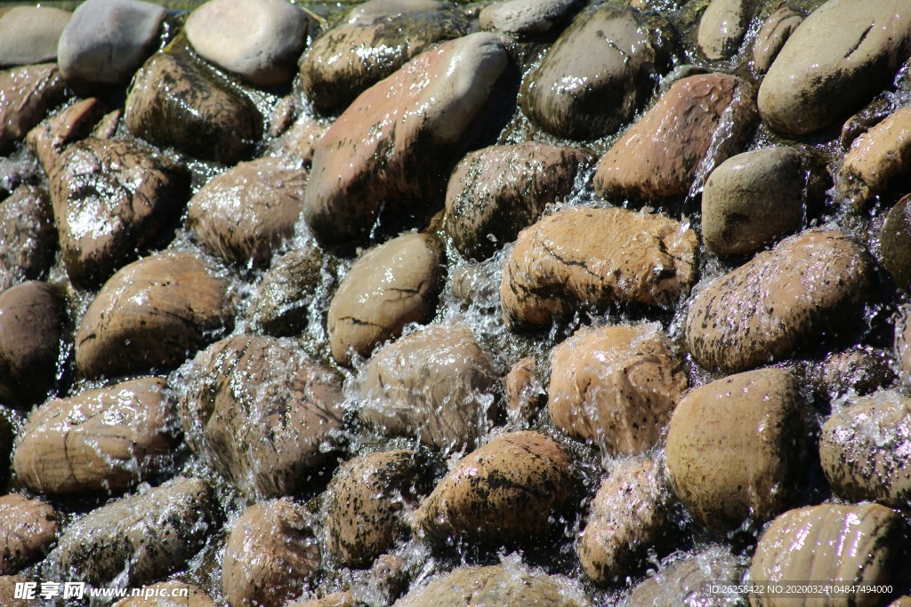 山石流水图片