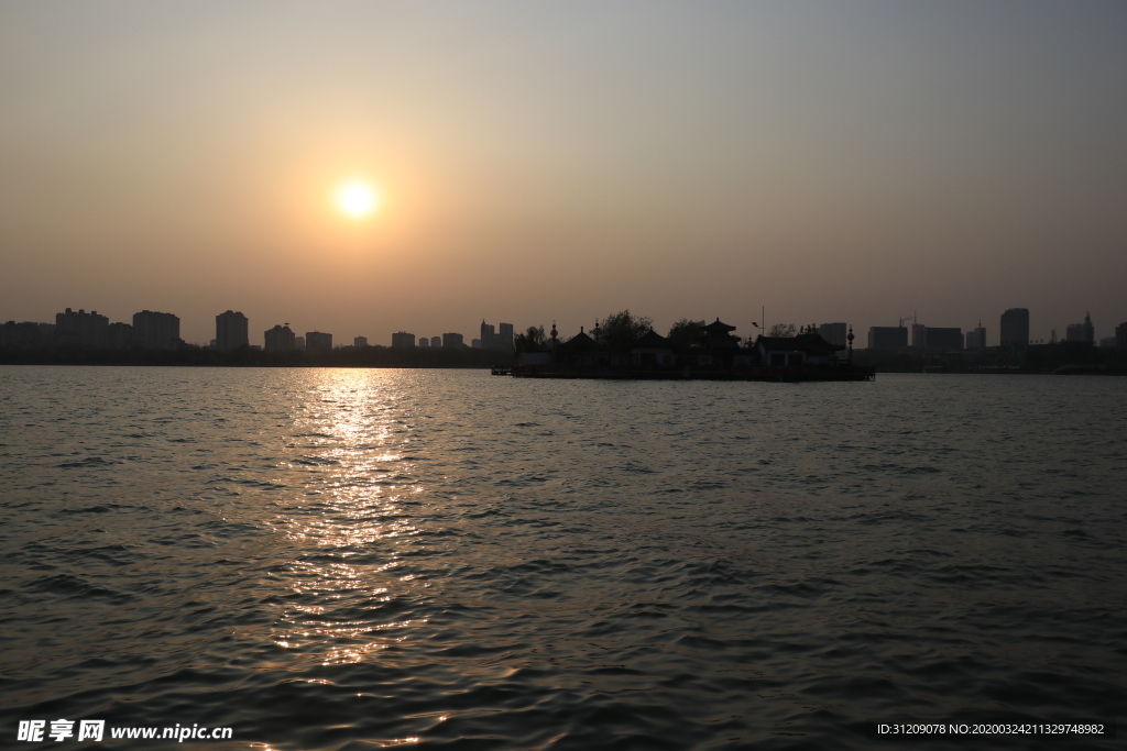 夕阳湖景