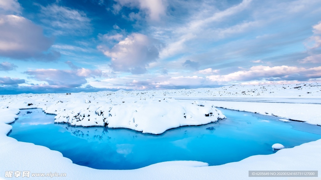 雪地上的湖泊温泉