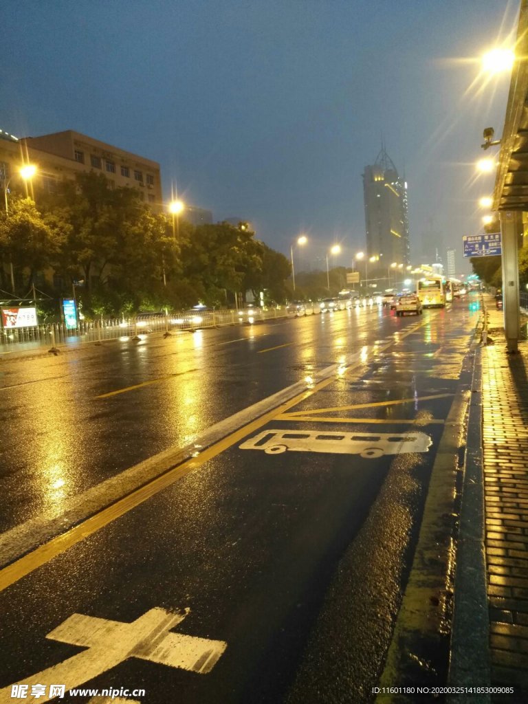 城市马路夜景