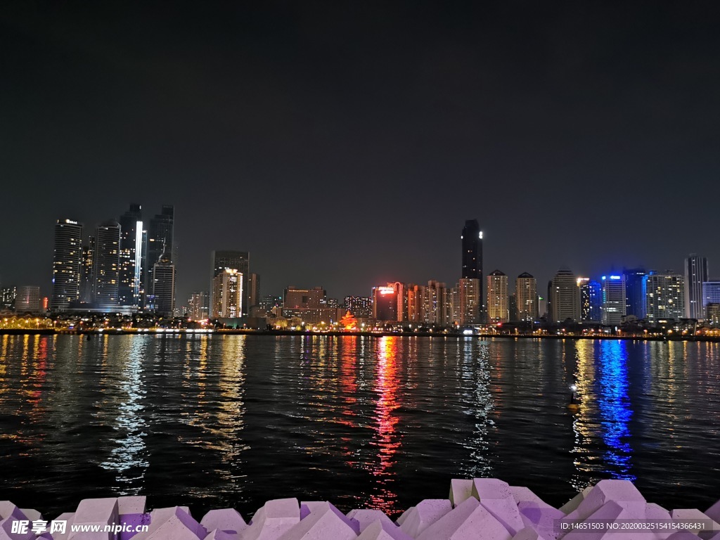 青岛海边建筑夜景