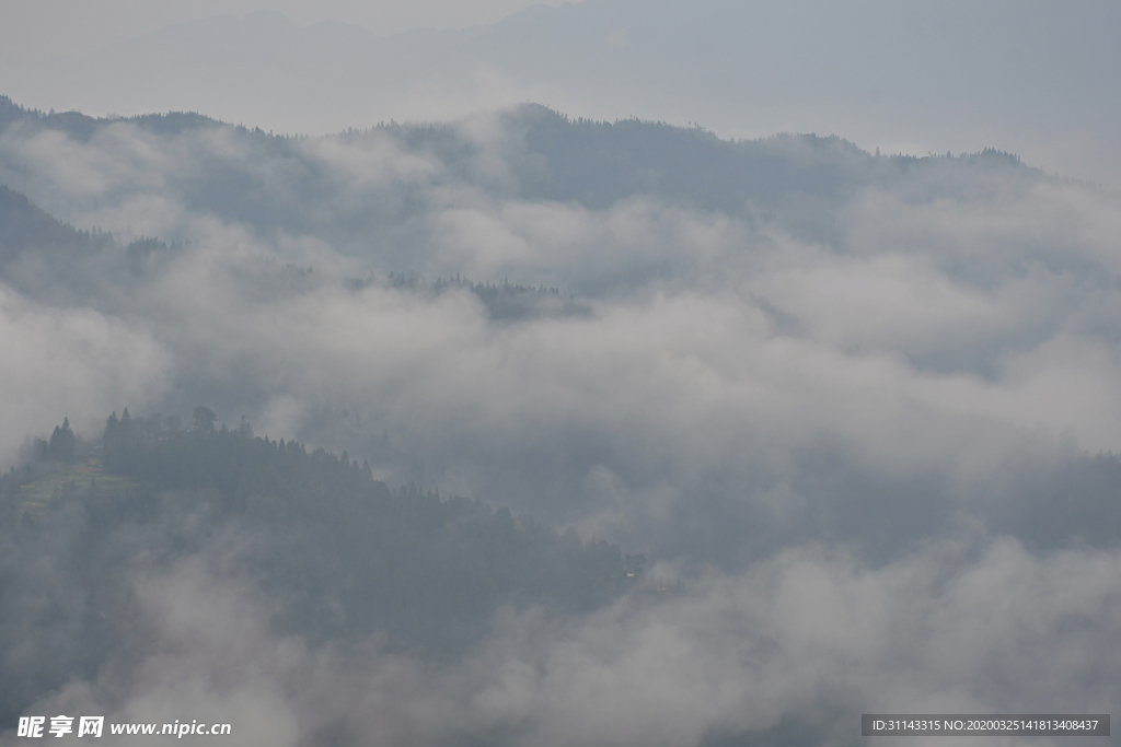 云雾围绕山脉间自然风光照