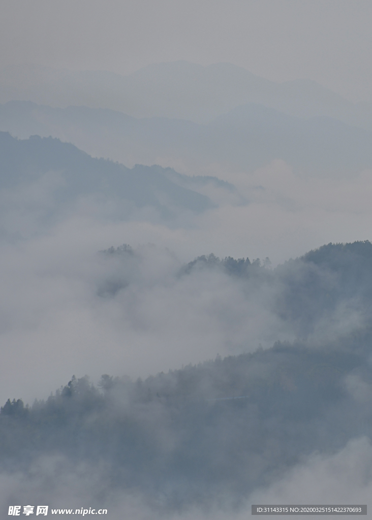 雾气缭绕山脉间自然风光