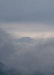 云雾围绕山顶中自然景观