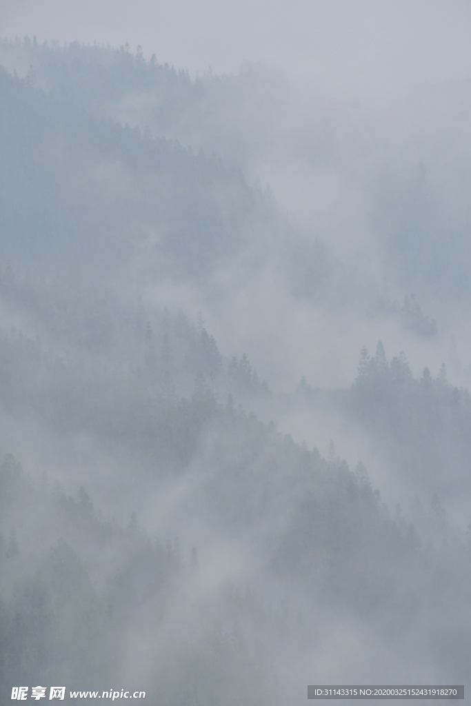 雾缭绕山脉间自然风光照片
