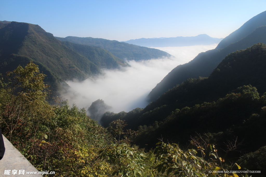 大山 云雾缭绕