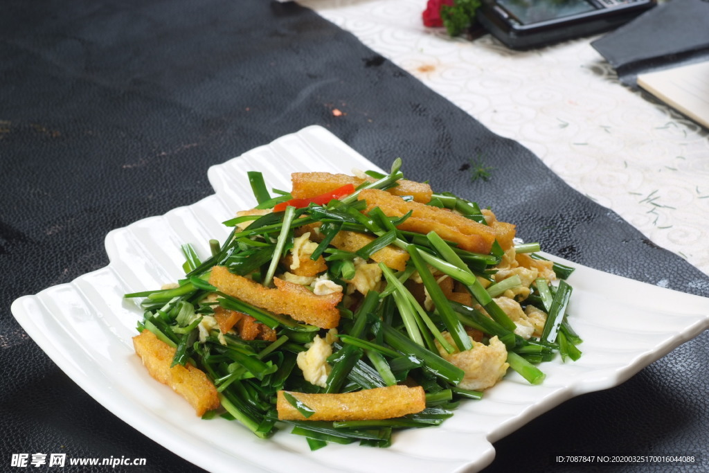 韭菜鸡蛋炒饼子