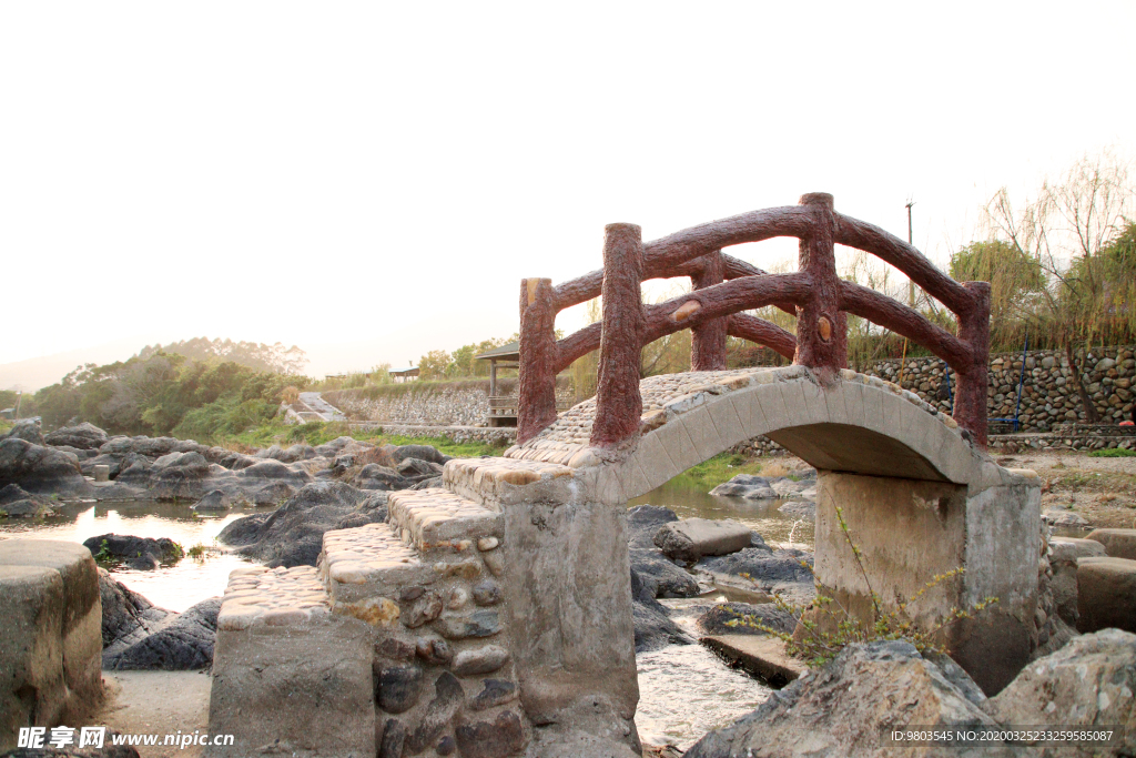 公园鹅卵石桥