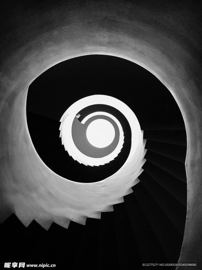 黑色螺旋楼梯