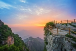 夕阳下的山峰
